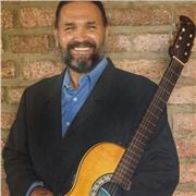 Licenciado en música con mención en educación imparte clases de piano, guitarra, canto, etc